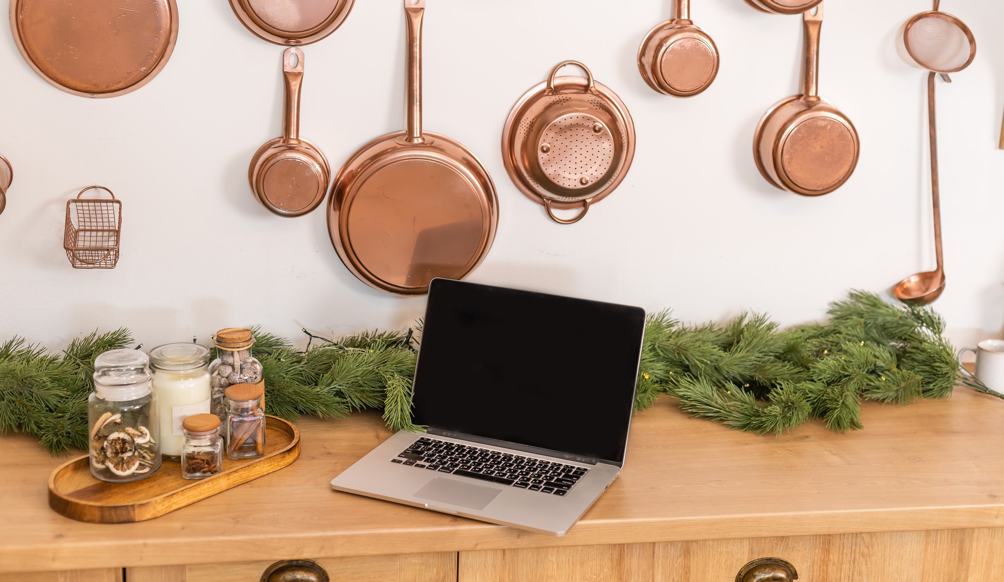 Interno di cucina didattica con banco e luci calde
